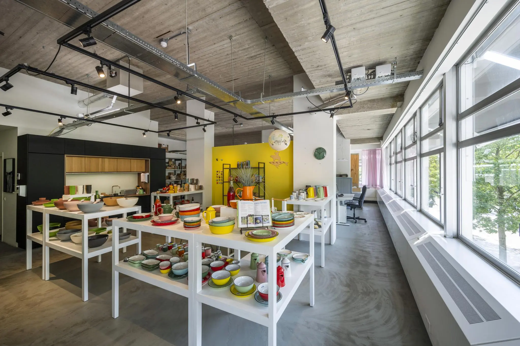 Showroom met modern servies en keukengerei in een licht en industrieel pand aan de Van Leijenberghlaan.